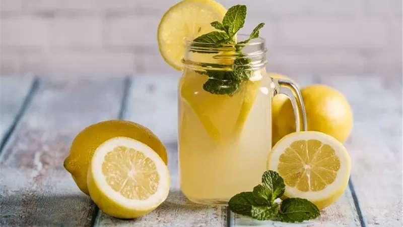 عصير الليمون .. كنز طبيعي لتعزيز المناعة وتحسين الصحة العامة