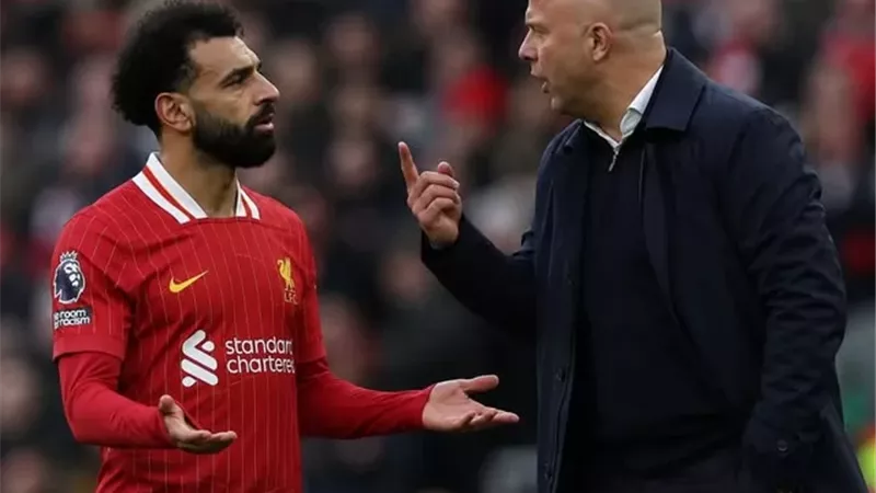 جماهير ليفربول تطالب بإستمرار محمد صلاح بعد إقالة سلوت