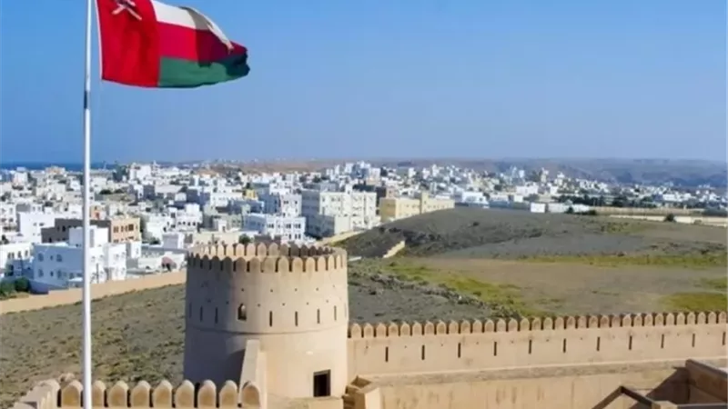 سلطنة عمان تحذرالبحارة والسفن بعد رصد جسم طاف يشتبه بأنه لغم بحري
