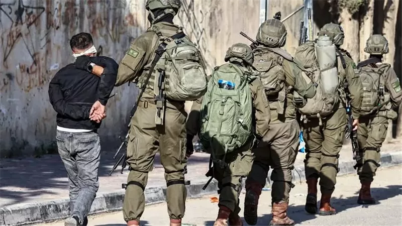 بينهم أسرى محررين.. الاحتلال يعتقل 13 فلسطينيا بمحافظة طولكرم