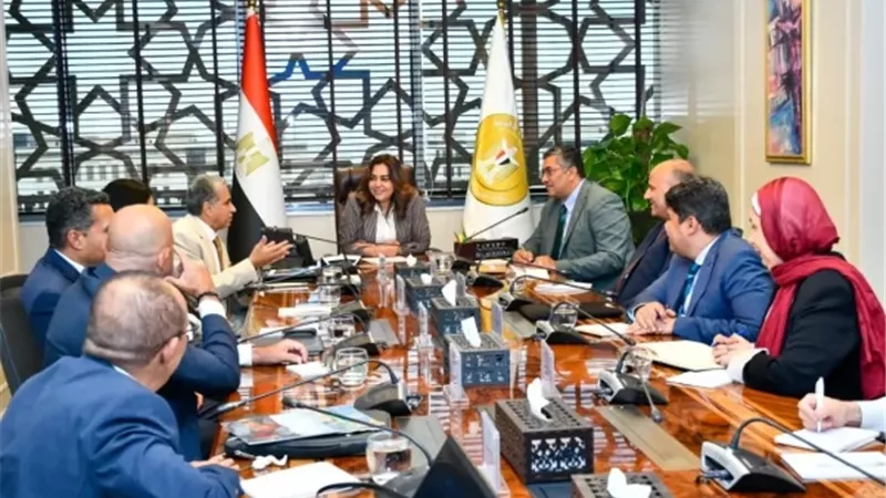 وزيرة التنمية المحلية: البلوهول كنز طبيعي يستحق الحماية