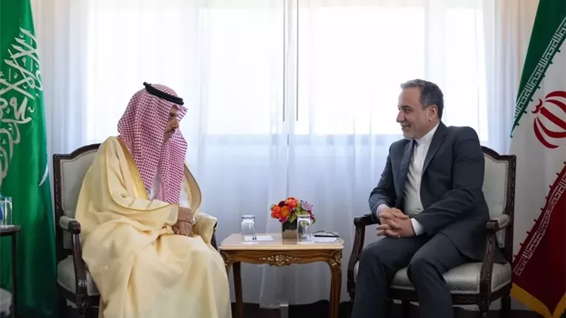 عراقجى يبحث مع نظيره السعودى خفض التوتر فى المنطقة