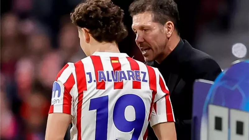سيميوني يوافق على انتقال جوليان ألفاريز إلى برشلونة