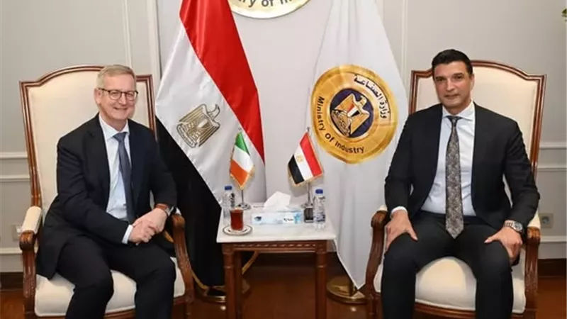 وزير الصناعة يبحث مع سفير أيرلندا لتعزيز التعاون الصناعي والاستثماري