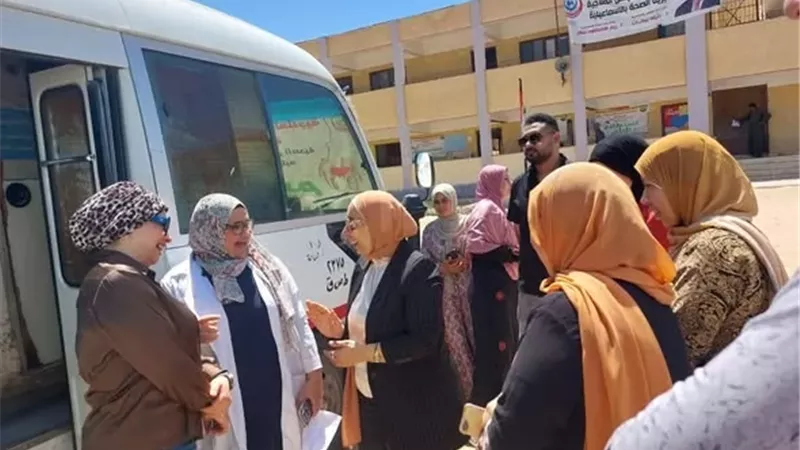 6 عيادات تخصصية تعالج أهالي قرية البياضية بالإسماعيلية..مجانا
