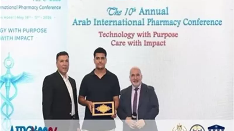 تكريم طالب بصيدلة القاهرة الأهلية لتميزه في «كاريرك شبهك»