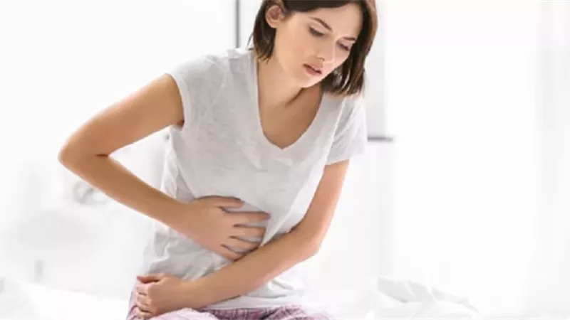 ألم البطن ليس دائمًا بسيطًا .. علامات تستوجب مراجعة الطبيب فورًا