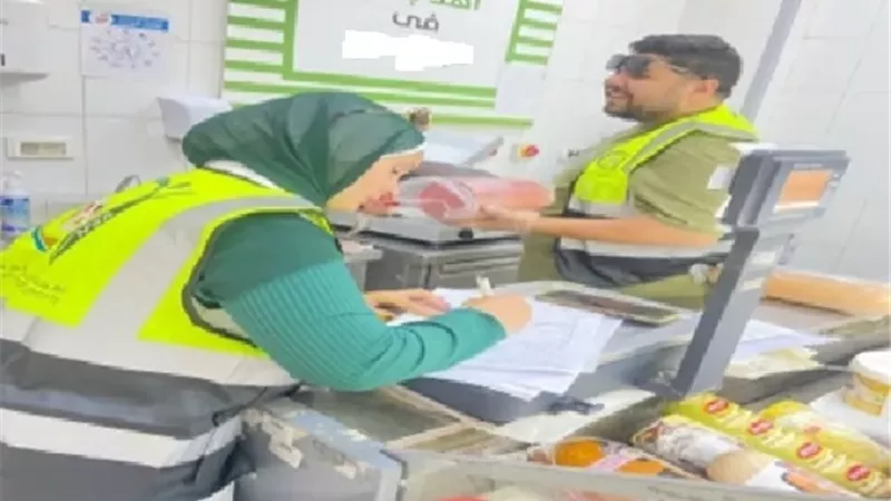 هيئة سلامة الغذاء فرع بدر تضبط 79 كيلو أغذية فاسدة من ماركت شهير.. صور