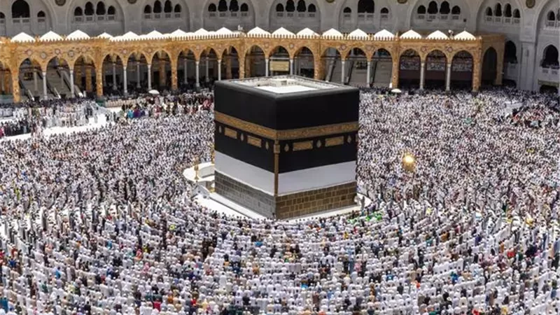 خطيب المسجد الحرام : الثبات على الدين وصية الله تعالى لنبيه