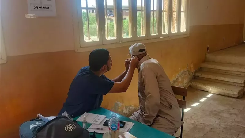 قافلة جامعة القناة تعالج أهالي فنارة بالإسماعيلية