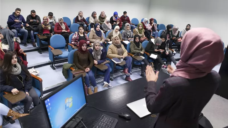 بيان حكم اختلاط الذكور بالإناث في التعليم