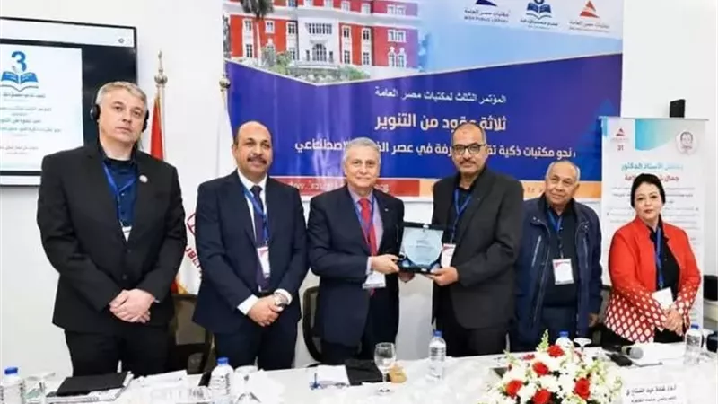 محافظ المنيا يهنئ مدير مكتبة مصر العامة لفوزه بالمركز الأول