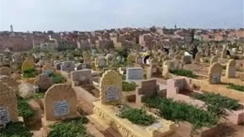 آداب زيارة القبور.. أفعال تسرُّ الموتى وأخرى تؤذيهم