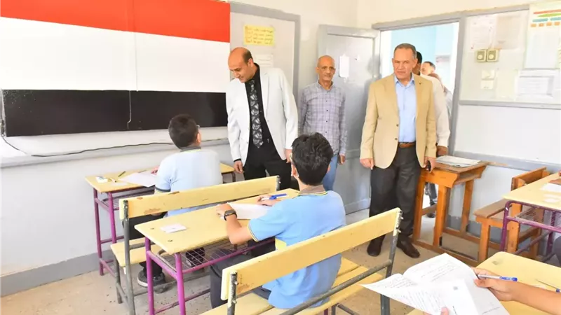 محافظ أسيوط يتفقد لجان امتحانات الشهادة الإعدادية بمدرستي