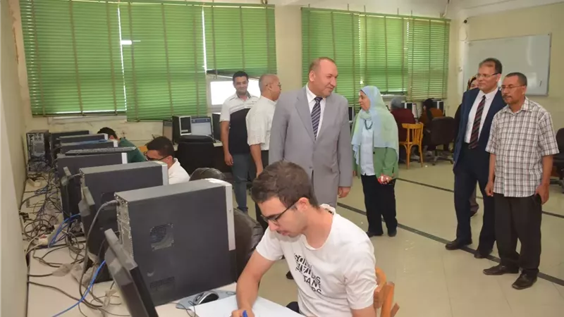 رئيس جامعة أسيوط يتابع ميدانيًا انتظام الامتحانات بالكليات