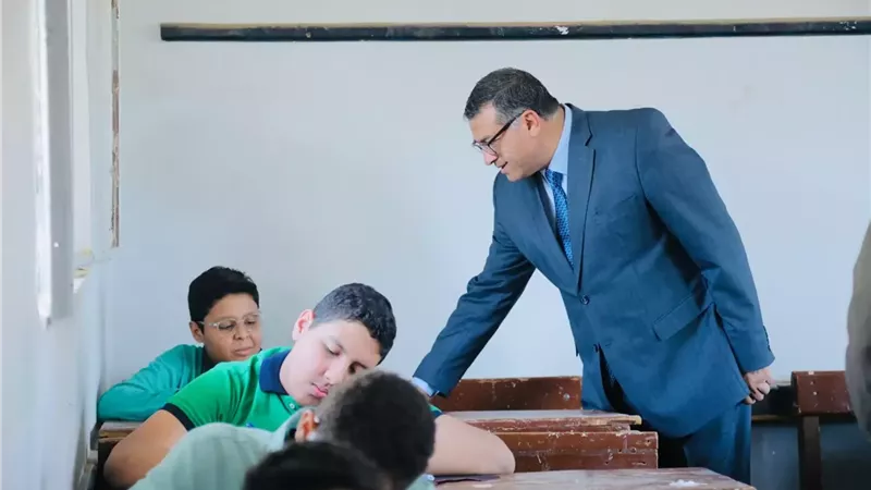 محافظ قنا يتفقد لجان امتحانات الشهادة الإعدادية