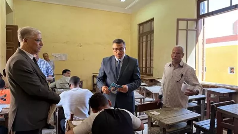 محافظ قنا يحيل ٤ملاحظين ومراقب بامتحانات الدبلومات الفنيه للتحقيق