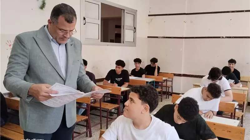 مدير تعليم دمياط يتفقد لجان الشهادة الإعدادية