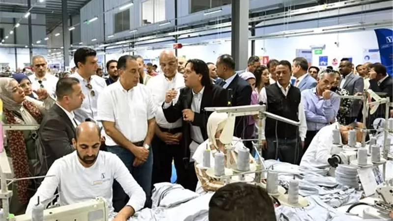 رئيس الوزراء يفتتح مصنع 