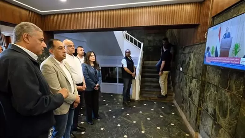 مدبولى يتفقد مركز تحكم غرب التابع لشركة الإسكندرية لتوزيع الكهرباء
