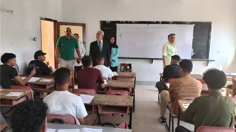مدير تعليم الإسماعيلية يتفقد لجان امتحانات الدبلومات الفنية