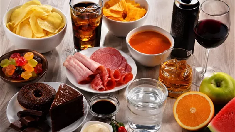 خبيرة تحذر: أطعمة ومشروبات تتناولها يومياً قد تُسبب الجفاف بصمت