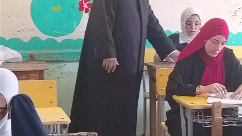 رئيس منطقة المنيا الأزهرية يتفقد لجان الأدبي بالشهادة الثانوية