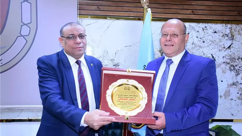 البنك الأهلي المصري يكرم رئيس جامعة سوهاج