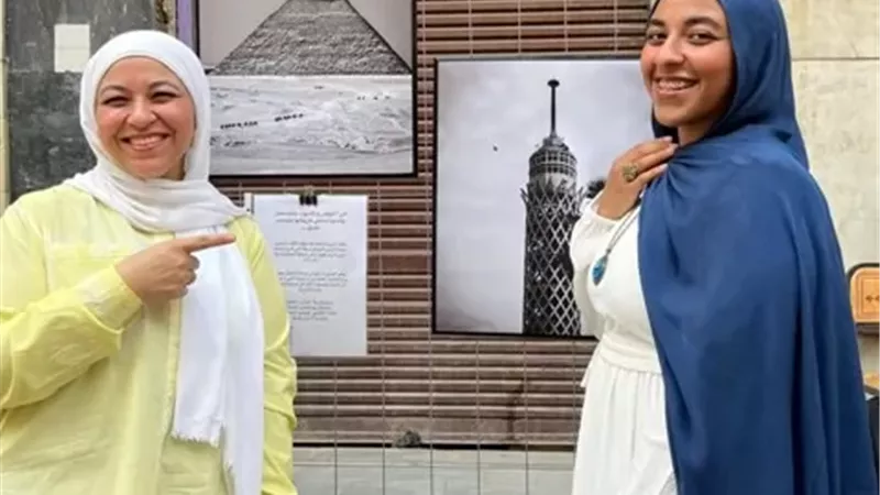 من زائرة إلى عارضة.. شابة مصرية تحقق حلمها الفني في 