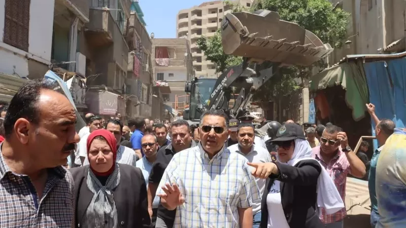 باللوادر والنقل الثقيل.. محافظ القليوبية ينهي فوضى سوق بهتيم