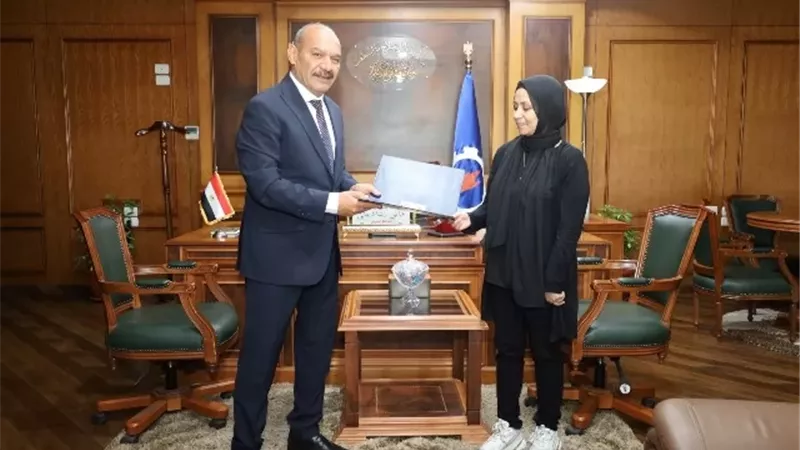 محافظ السويس يمنح والدة باسل ضحية الكلاب الضالة عقد عمل