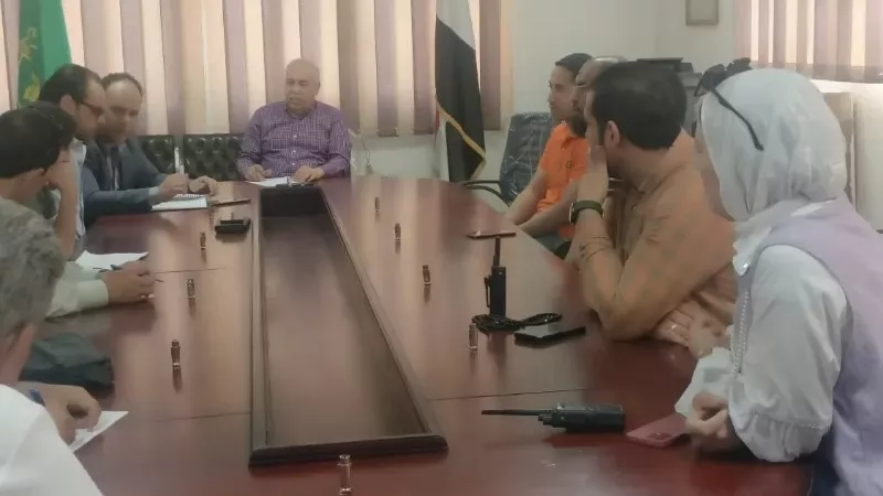 رئيس مجلس مدينة طوخ يبحث تعزيز إجراءات السلامة وحماية المواطنين