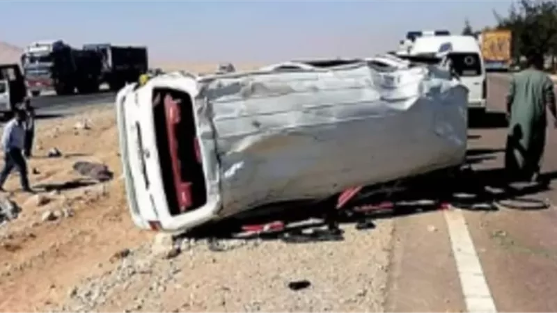 إصابة 13 عاملًا أثر انقلاب ميكروباص بالشرقية