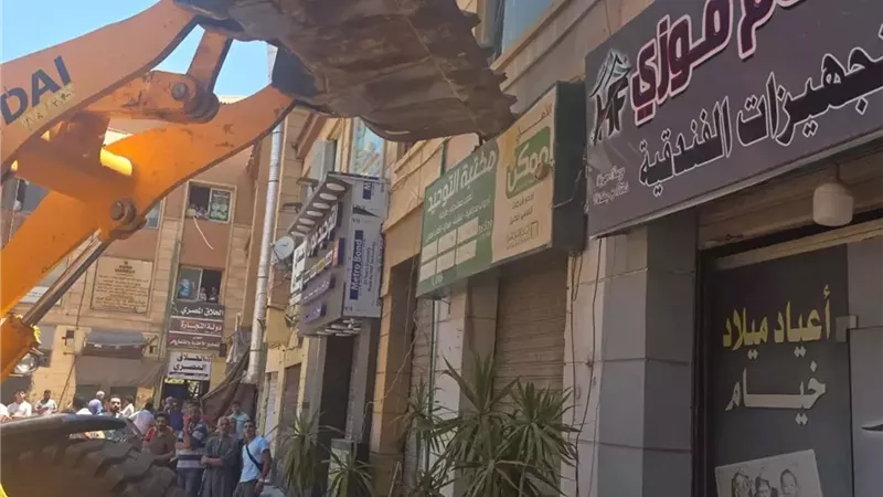 جهاز القاهرة الجديدة يزيل إشغالات التجمع الخامس .. صور