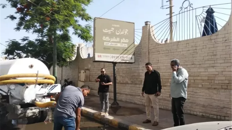 رئيس مدينة المنيا يتابع ميدانياً أعمال شفط تجمع مياه بطريق كورنيش