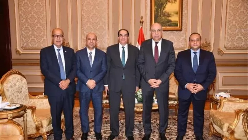 الحفني يستعرض استراتيجيةالوزارة لتعزيزكفاءة واستدامة قطاع الطيران