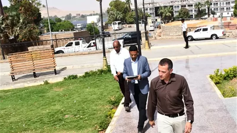 محافظ أسوان يتابع تنفيذ مشروع ملاعب البادل على كورنيش النيل