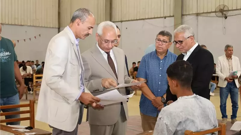 رئيس جامعة المنيا يتابع الامتحانات بكليتي علوم الرياضة والآداب