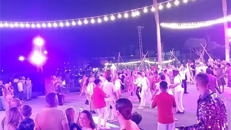 مهرجان الشارع بالغردقةيجذب السياح ويعززرسائل الأمان بالبحرالأحمر