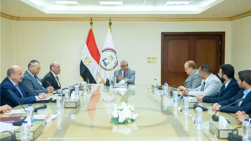 وزير الدولة للإنتاج الحربي يستقبل وفدًا أكاديميًا وطلابيًا من 