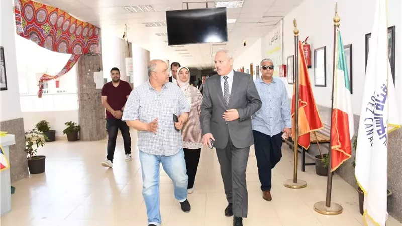 رئيس جامعة القناة يتفقد لجان امتحانات كلية الألسن