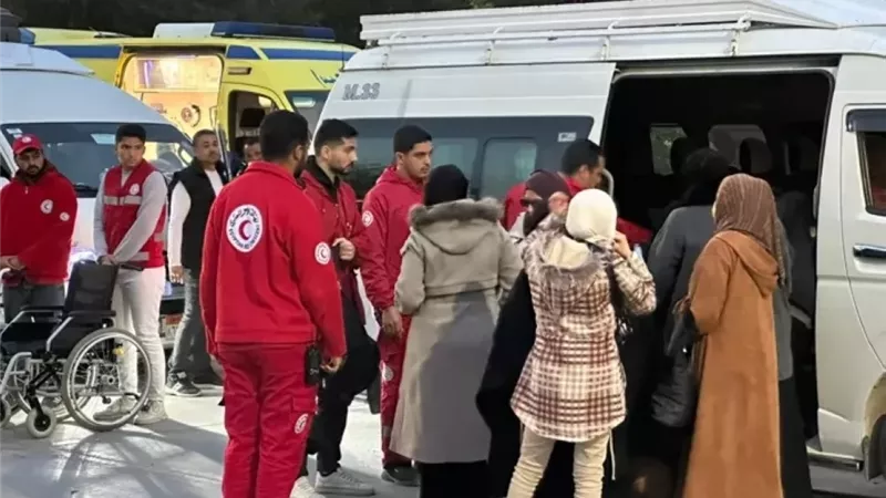 جرحى فلسطينيون يغادرون عبر معبر رفح لفلسطين