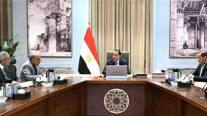 رئيس الوزراءيتابع إجراءات توفير التمويل المطلوب لمشروعات الطاقةالجديدة