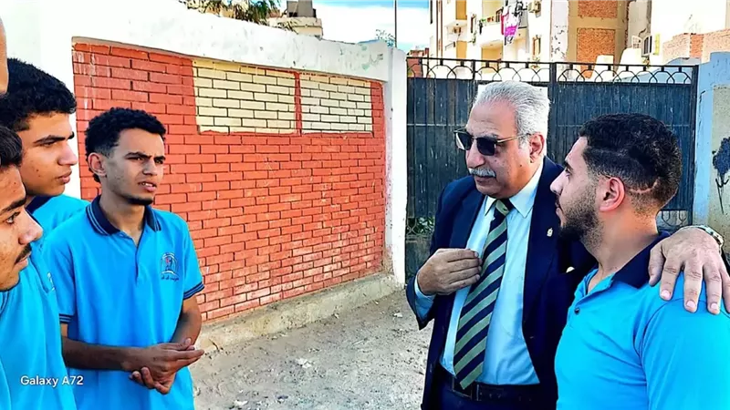 مدير تعليم البحر الأحمر يطمئن على طلاب الدبلومات الفنية ويدعمهم