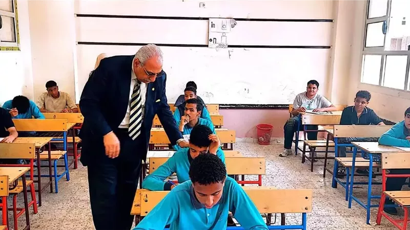 10078 طالبًا يؤدون امتحان اللغة العربية في البحر الأحمر اليوم