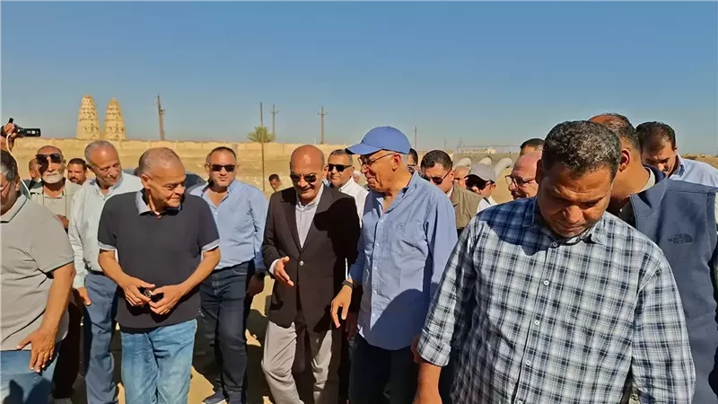 وزير الري يتفقد محطات الرفع بالسويس..صور