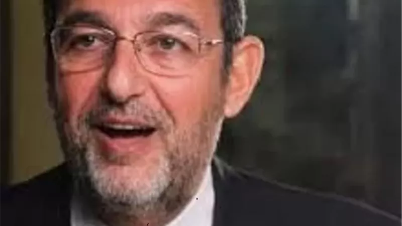 غيبوبة وكسر فى الضلوع وجروح..تفاصيل الحالة الصحية لـ محمد مرزيان