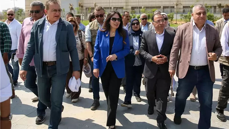 وزيرة الإسكان تقوم بجولة تفقدية موسعة بمشروع 