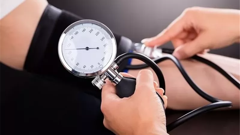 طرق طبيعية يومية للسيطرة على ضغط الدم المرتفع وتحسين الصحة العامة