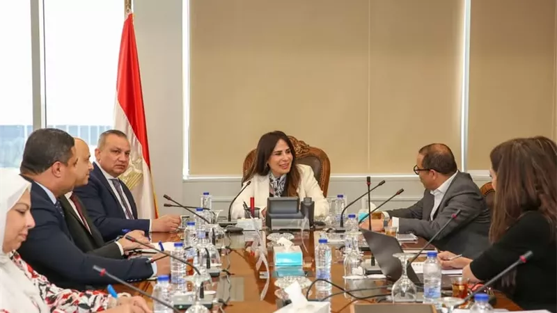 وزيرة الإسكان تبحث مقترح إنشاء مشروع “أوت ليت” تجاري